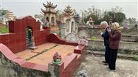 Ông Ngô Đạt Trọng và bà Ngô Mỵ thắp hương mộ tổ Họ Ngô - Hưng Đễ ngày 1/2/2021